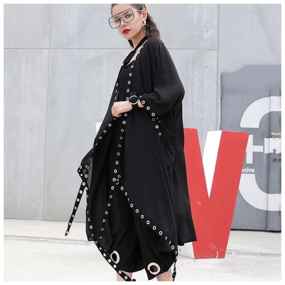 Lightweight Open Front Grommet Top - Picture 2 of 6